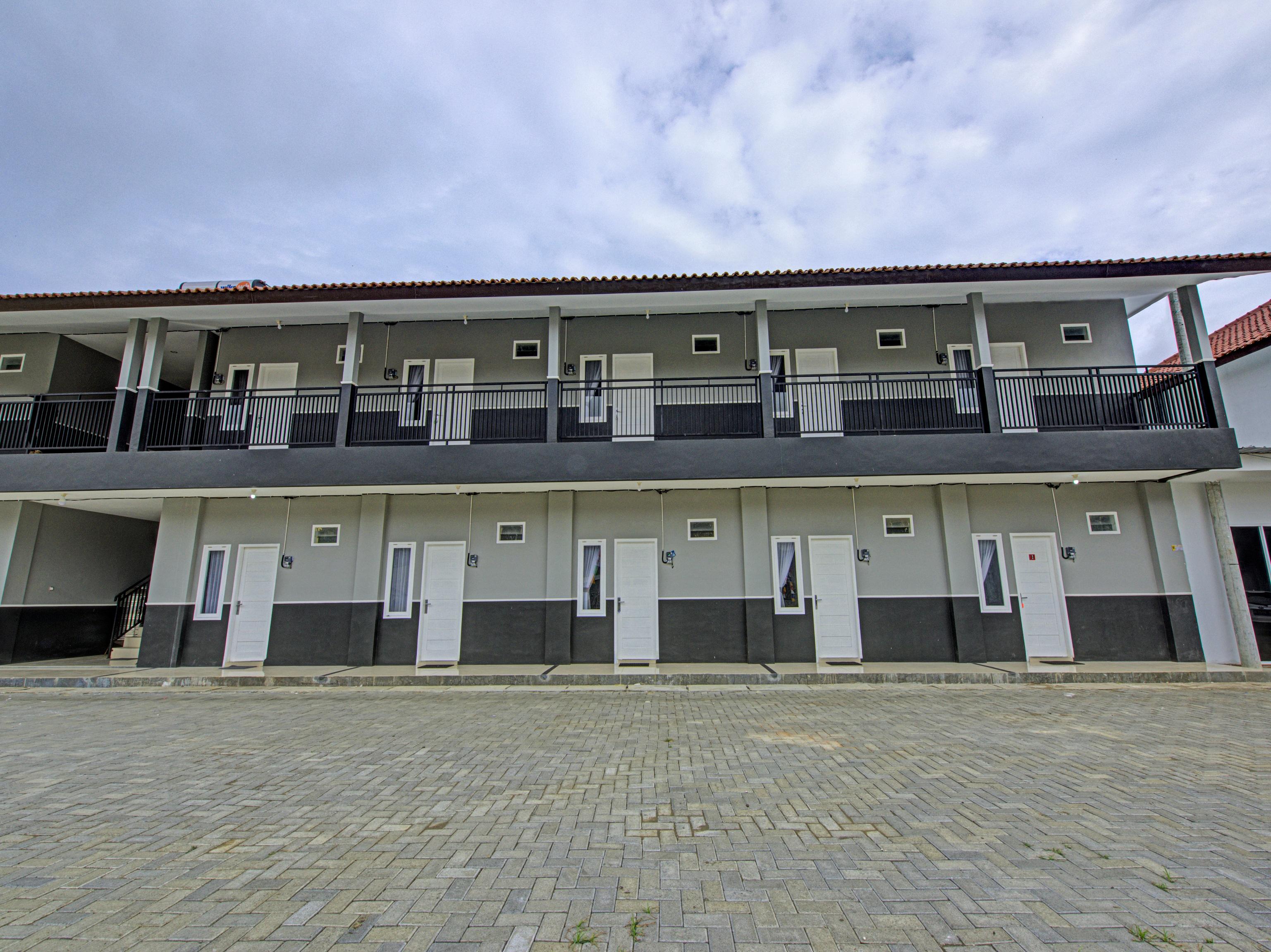 Oyo 3841 Wisma 25 Cilacap Luaran gambar