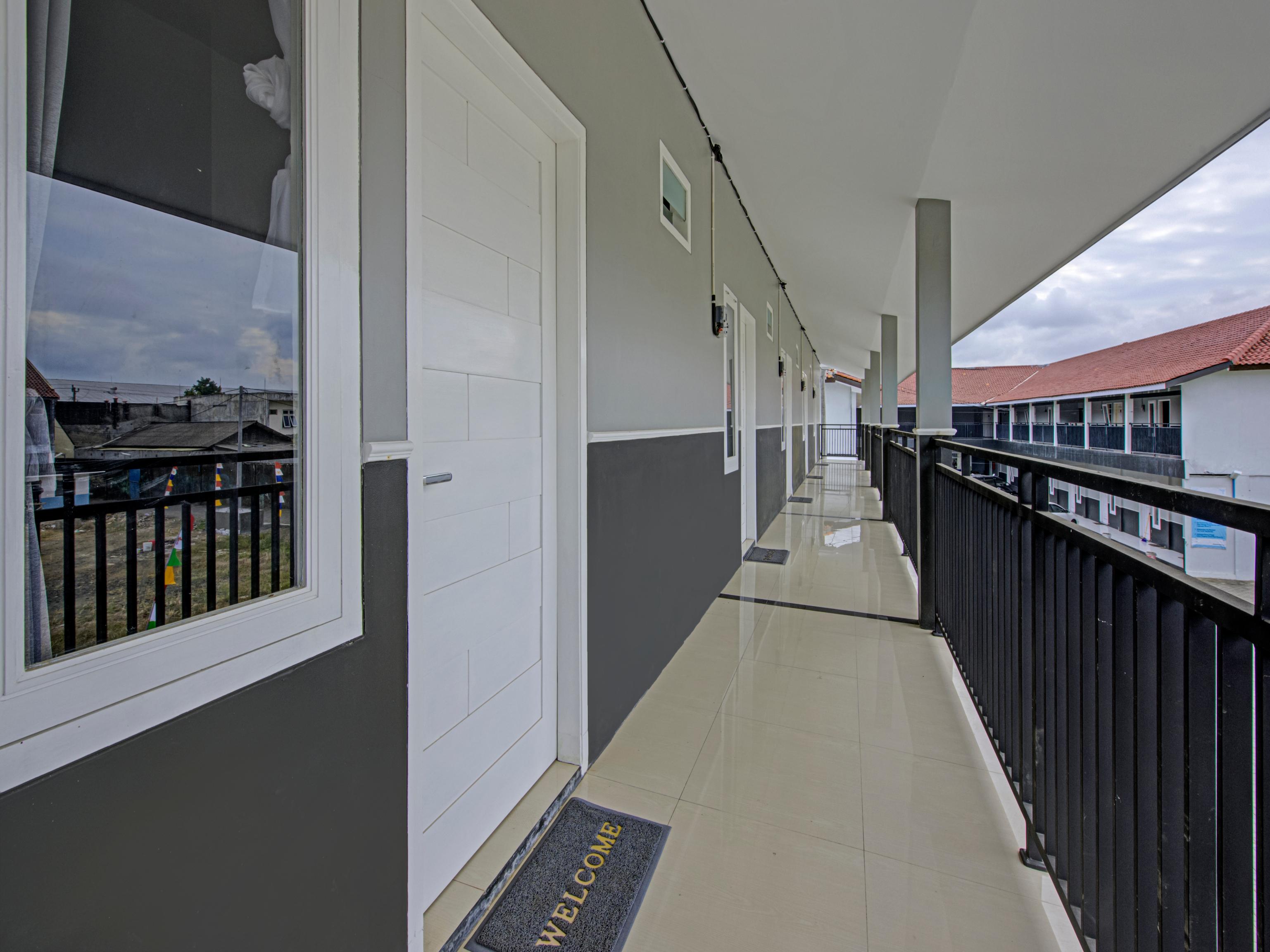 Oyo 3841 Wisma 25 Cilacap Luaran gambar